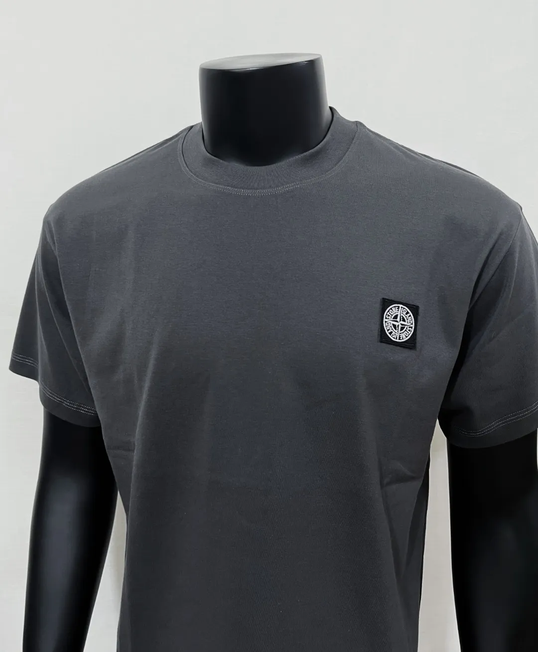 P140 Stone Island/Stone Island classic official website is on sale; small logo embroidery and pressed round neck short-sleeved T-shirt, strictly control the size of the logo, neat and clear letters, and the details are consistent with the original version; the original 240g double yarn 100% cotton fabric is selected; the upper body is simple, beautiful and very durable, with three-needle stitching and high-standard workmanship, with complete three-label details, high-temperature washing, soft fabric, better breathability, no shrinkage or deformation after washing, versatile style Match as you like, European size version, colors: black, dark gray, lilac gray, white; sizes XS-L, (L can wear up to 200 pounds)
